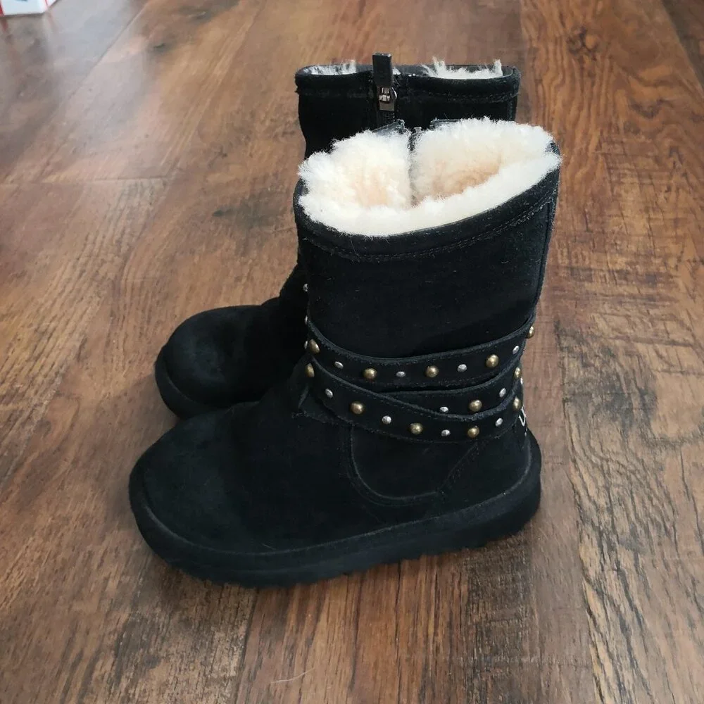 UGG clovis black